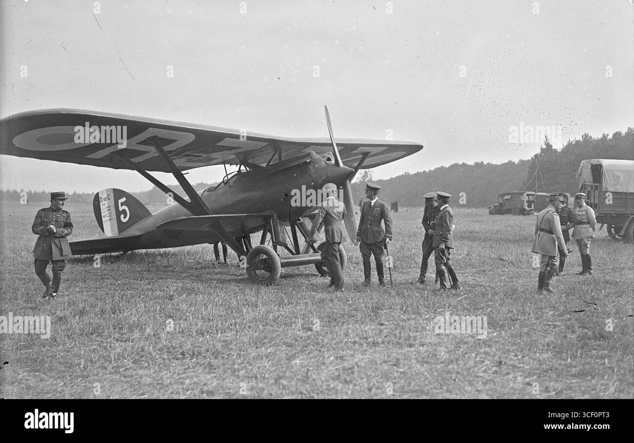 Questa fotografia tratta dalle 1928 manovre aeree su larga scala mostra gli ufficiali britannici John Steel e Pinsard. È una fotografia di stampa scattata da Agence Meurisse durante le esercitazioni militari. Foto Stock
