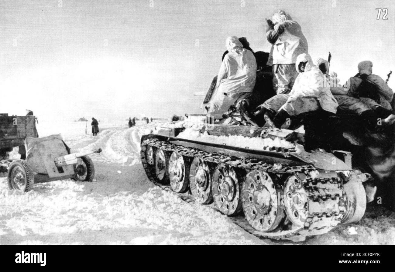 Questa fotografia mostra le truppe sovietiche che avanzavano durante il duro inverno del 1942-43, parte delle operazioni del 25th Tank Corps (25 TK BIS) nella loro offensiva contro le forze dell'asse in Europa orientale. Foto Stock