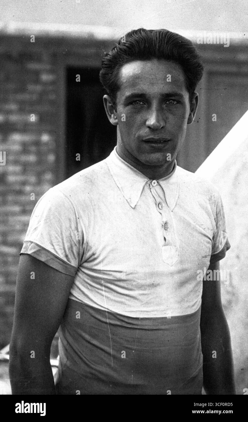 Franz Dusika, un ciclista dilettante austriaco, ha partecipato ai Campionati mondiali di ciclismo su pista 1933 svoltisi dall'11 al 15 agosto al Parc des Princes di Parigi. Foto Stock