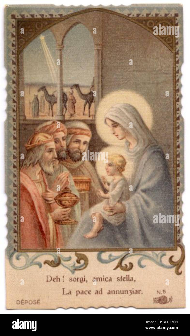 Questa opera d'arte dei primi anni del XX secolo ritrae i tre saggi che presentano doni al bambino Gesù. Riflette la scena biblica del Vangelo di Matteo, simboleggiando l'omaggio reso a Cristo dai Magi. Foto Stock