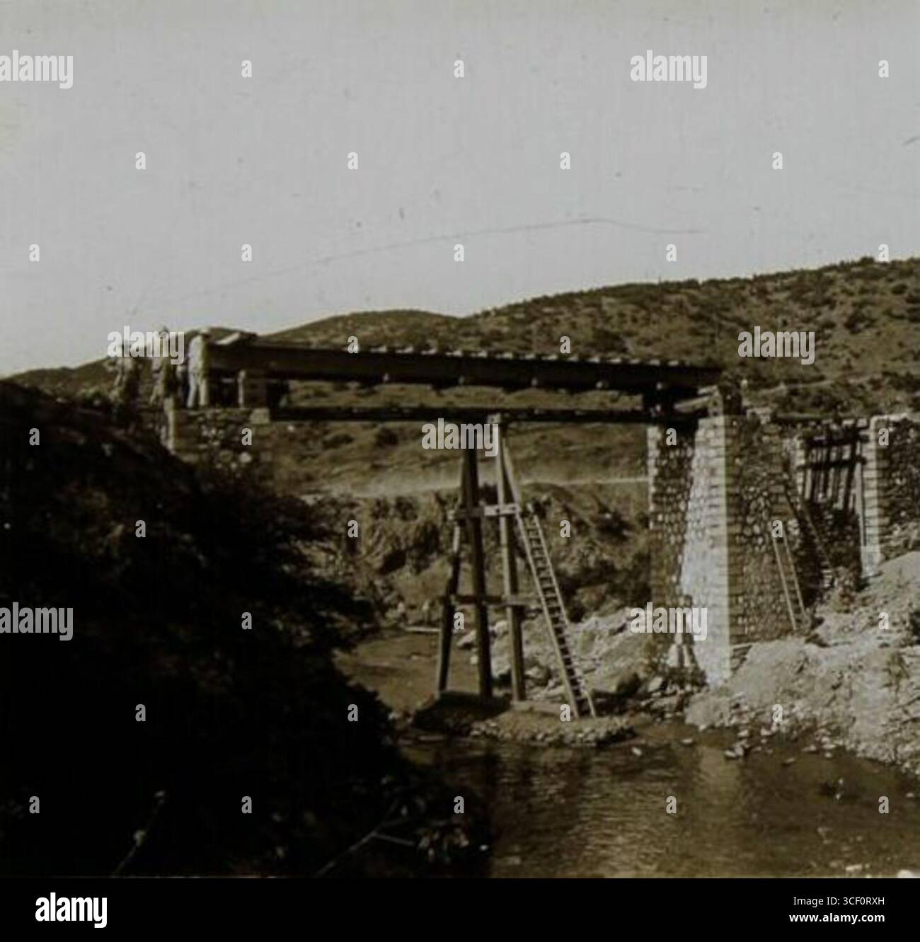 Questa foto raffigura la costruzione in corso del Pont 5 nella valle di Kodza, Macedonia, il 25 maggio 1918. L'immagine acquisisce l'impostazione dettagliata per la costruzione del ponte, concentrandosi sul posizionamento delle caldaie (supporti) per la struttura. Foto Stock
