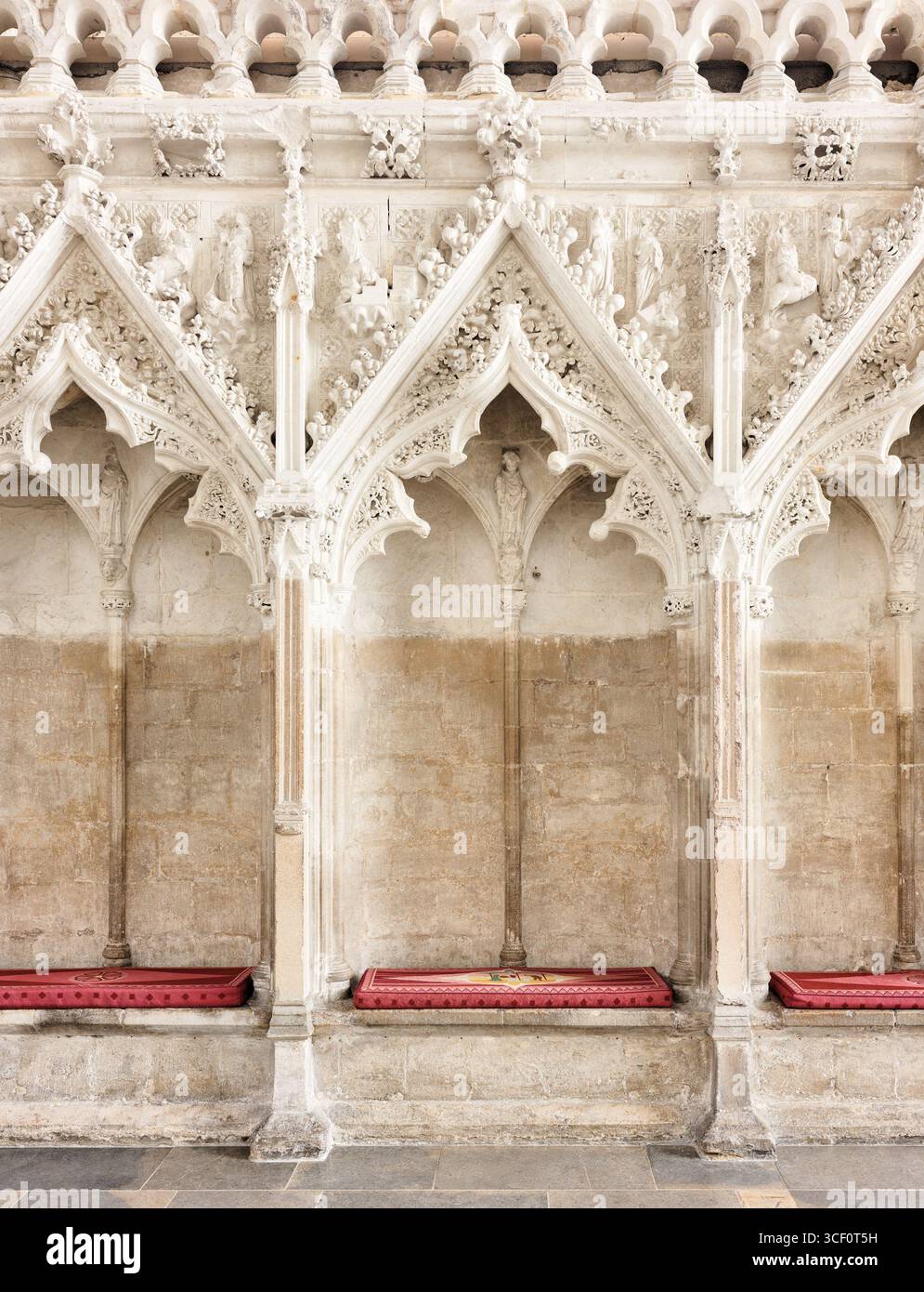 Archi decorativi sui sedili sulle pareti della Lady Chapel, cattedrale medievale di Ely, Inghilterra. Foto Stock