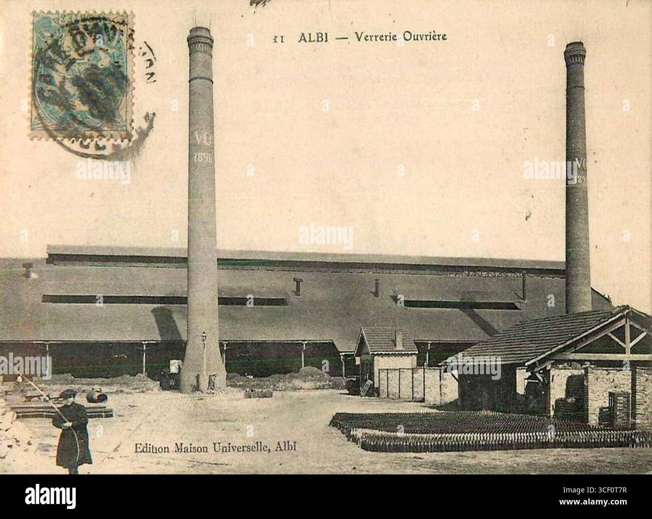 Un'immagine dell'inizio del XX secolo della Maison Universelle, che mostra la Verrerie Ouvrière ad Albi, una vetreria nota per la sua produzione industriale in questo periodo. Foto Stock