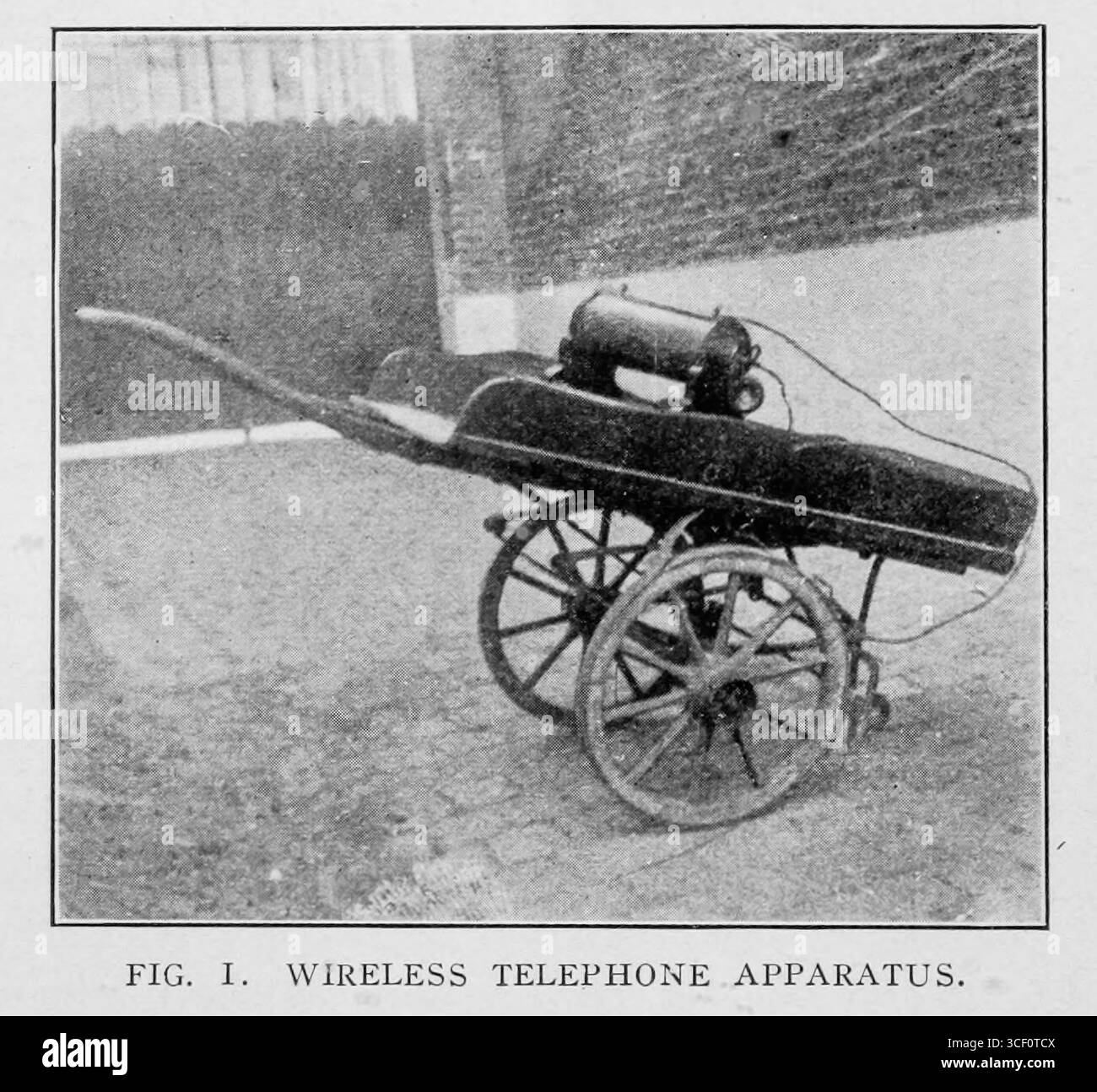 APPARECCHI TELEFONICI SENZA FILI dell'articolo VEICOLI CON CARRELLO ELETTRICO SENZA ROTAIE. Di Emil Guarini. Dalla rivista Engineering dedicata al progresso industriale volume XXVI ottobre 1903 - marzo 1904 The Engineering Magazine Co Foto Stock