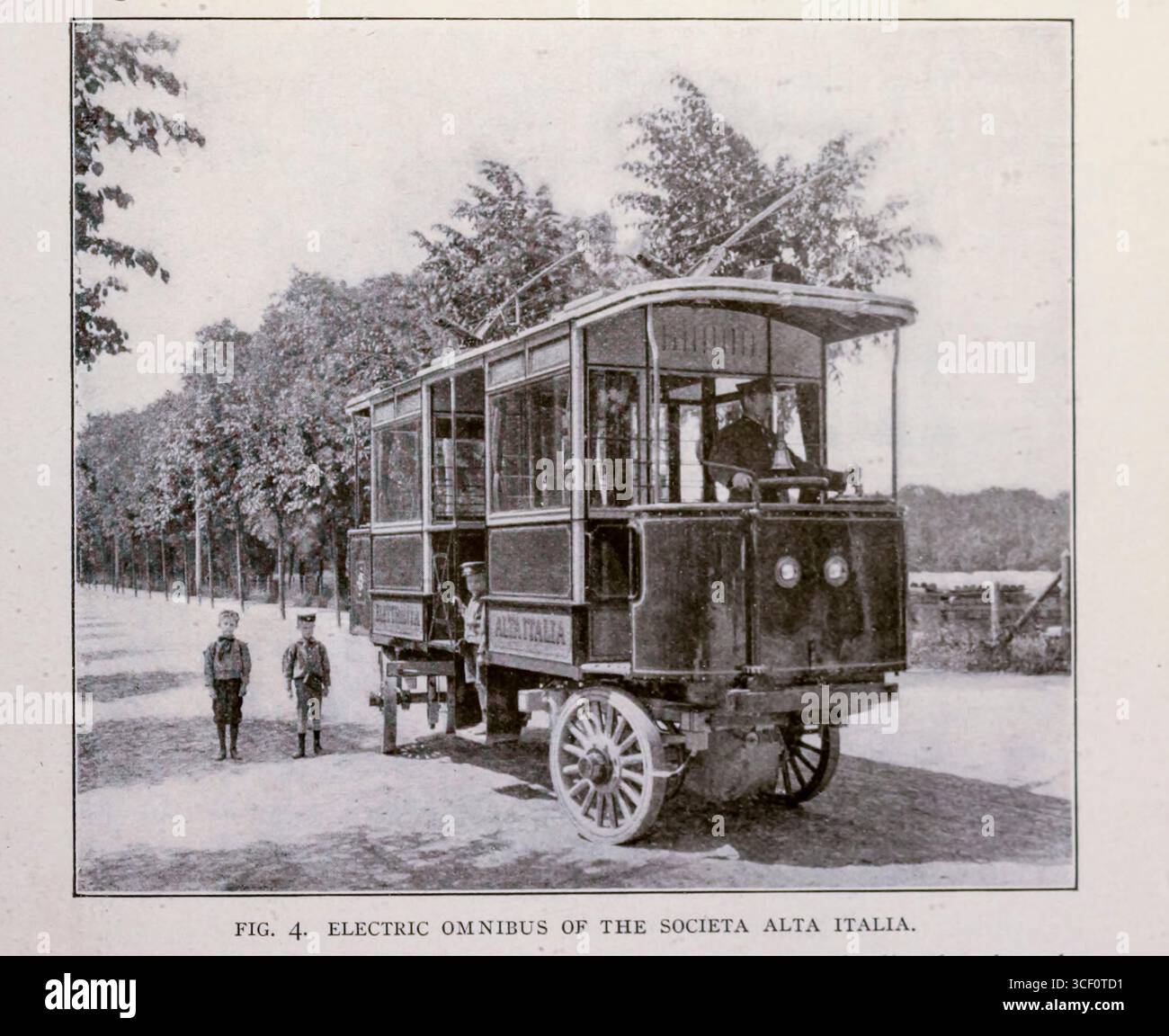 OMNIBUS ELETTRICO DELLA SOCIETA ALTA ITALIA. Dall'articolo VEICOLI A CARRELLO ELETTRICI SENZA ROTAIE. Di Emil Guarini. Dalla rivista Engineering dedicata al progresso industriale volume XXVI ottobre 1903 - marzo 1904 The Engineering Magazine Co Foto Stock OMNIBUS ELETTRICO DELLA SOCIETA ALTA ITALIA. Dall'articolo VEICOLI A CARRELLO ELETTRICI SENZA ROTAIE. Di Emil Guarini. Dalla rivista Engineering dedicata al progresso industriale volume XXVI ottobre 1903 - marzo 1904 The Engineering Magazine Co Foto Stock