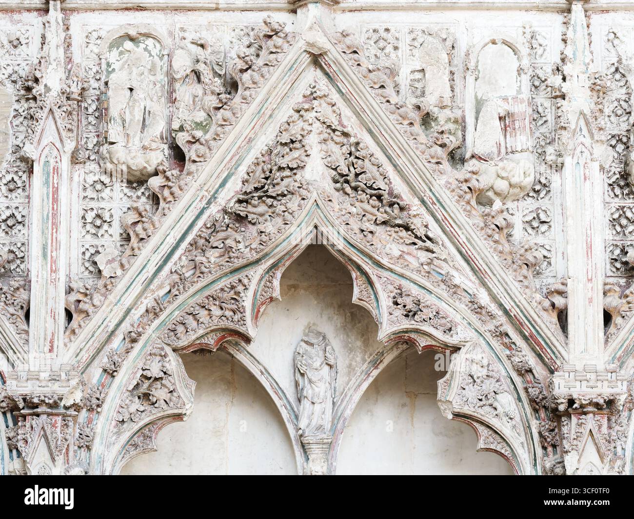 Arco decorativo sopra un sedile sul muro della Lady Chapel, cattedrale medievale di Ely, Inghilterra. Foto Stock