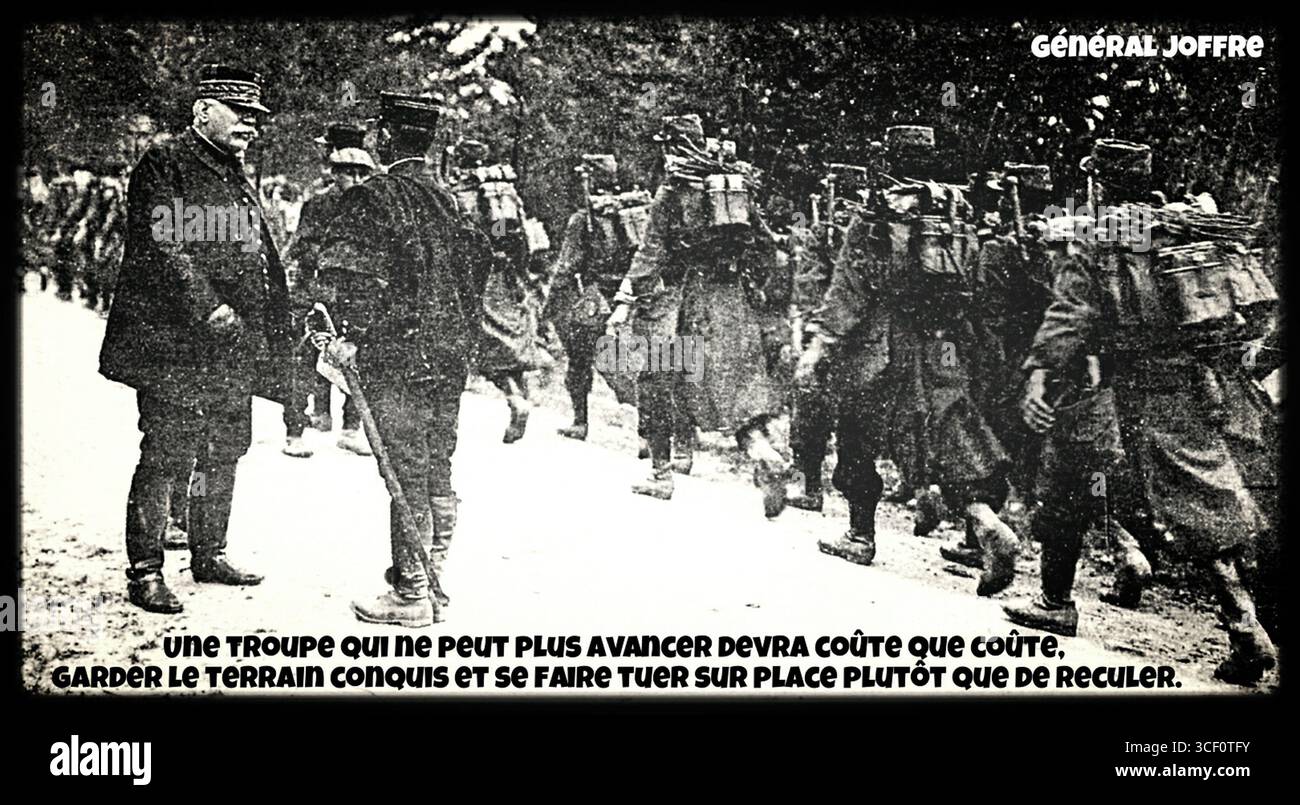 Il generale Joseph Joffre, comandante in capo dell'esercito francese, dà istruzioni a un ufficiale di fanteria durante la prima guerra mondiale, sottolineando l'importanza di mantenere le posizioni e attaccare. Foto Stock