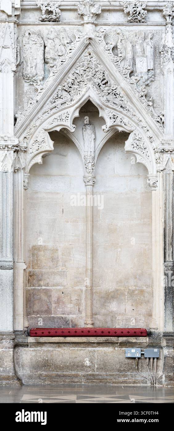 Arco decorativo sopra un sedile sul muro della Lady Chapel, cattedrale medievale di Ely, Inghilterra. Foto Stock