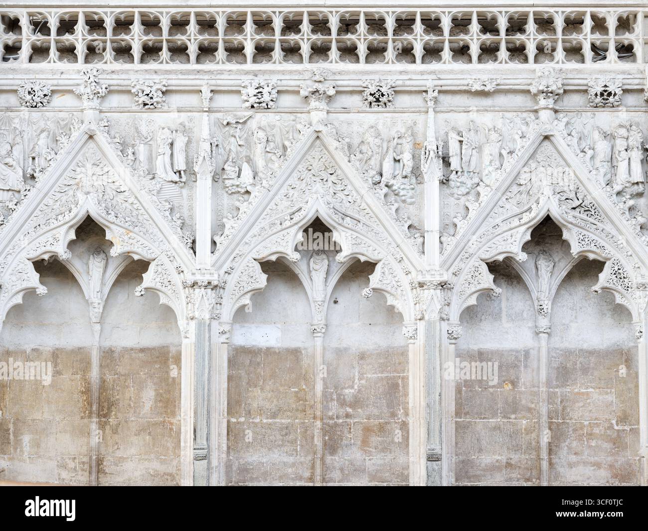 Archi decorativi sui sedili sulle pareti della Lady Chapel, cattedrale medievale di Ely, Inghilterra. Foto Stock