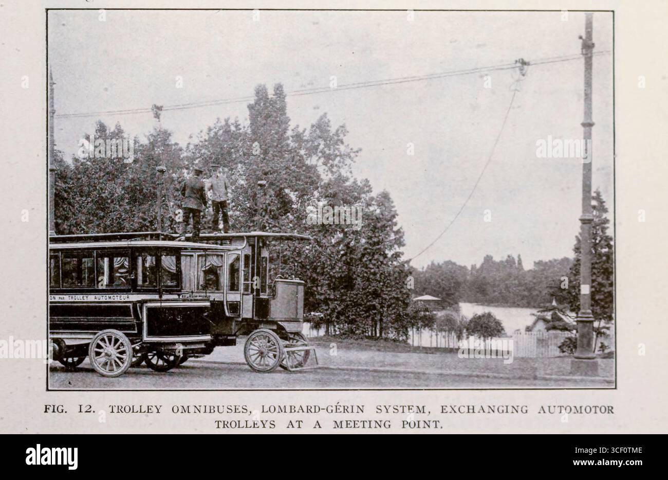 TROLLEY OMNIBUSES, SISTEMA LOMBARD-GERIN, SOSTITUZIONE DEI CARRELLI AUTOMOTOR PRESSO UN PUNTO D'INCONTRO. Dall'articolo VEICOLI A CARRELLO ELETTRICI SENZA ROTAIE. Di Emil Guarini. Dalla rivista Engineering dedicata al progresso industriale volume XXVI ottobre 1903 - marzo 1904 The Engineering Magazine Co Foto Stock
