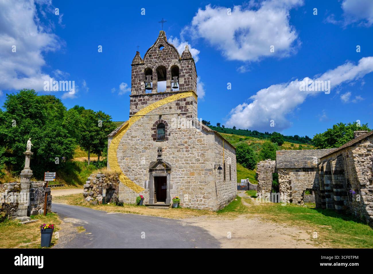 Francia, Ardèche, Mazan l'abbaye, abbazia cistercense del XII secolo, decorata con cerchi d'oro dall'artista felice Varini chiamato cerchio e mille Foto Stock