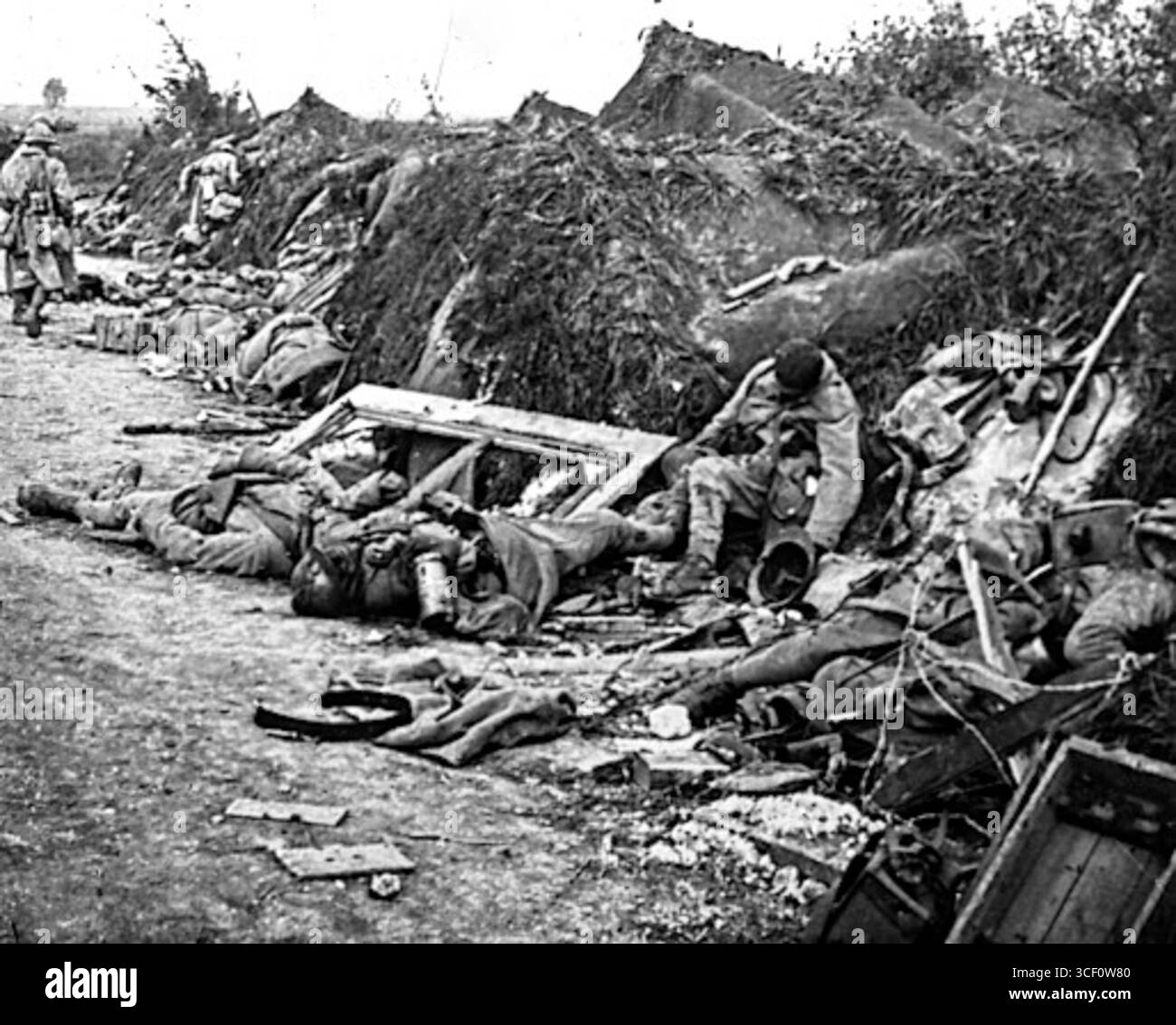 Questa foto della prima guerra mondiale mostra un'offensiva militare nei pressi di Montdidier-Noyon, concentrandosi sulla cattura di Courcelles a Oise, in Francia, l'11 giugno 1918. L'immagine è una lastra di vetro stereoscopica che mostra la fine di un assalto nella regione. Foto Stock