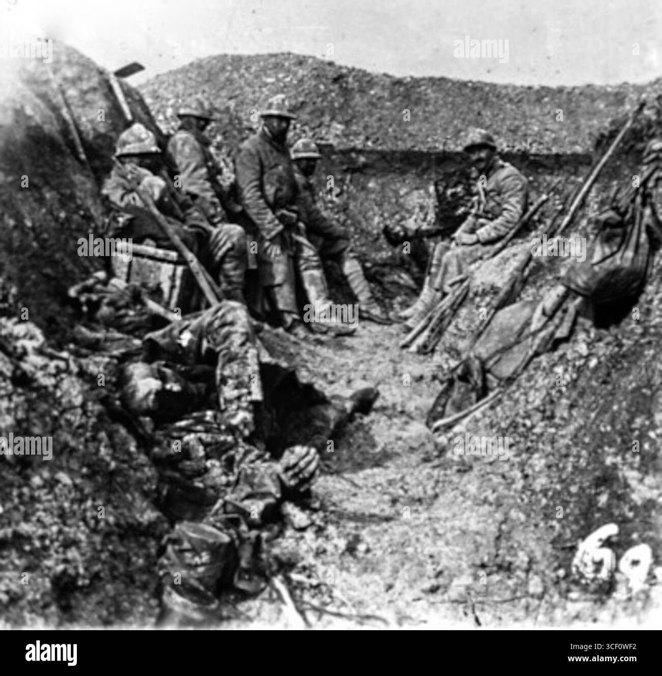 Questa foto con lastra di vetro raffigura una trincea a Doberitz, probabilmente un'ex trincea tedesca, scattata in Francia. Riflette l'impatto della guerra e le difficoltà affrontate dai soldati, con una citazione del lavoro di Blaise Cendrars del 1938 che descrive l'esperienza. Foto Stock