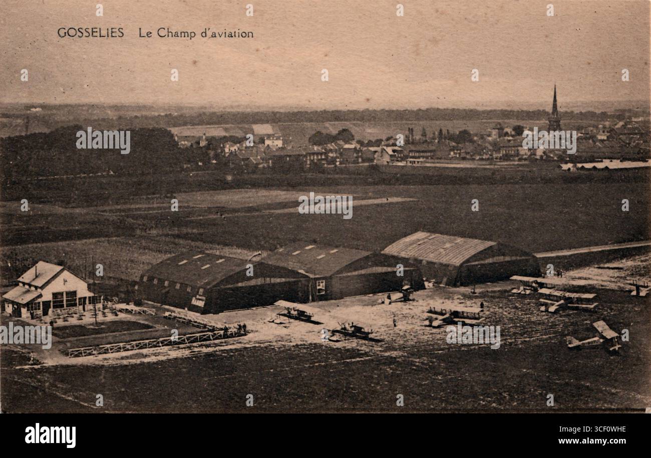 Questa cartolina del 1926 mostra una vista aerea del campo di aviazione di Gosselies vicino a Charleroi, in Belgio. La cartolina, circolata il 22 aprile 1926, fornisce uno scorcio storico del sito dell'aviazione all'inizio del XX secolo. Foto Stock