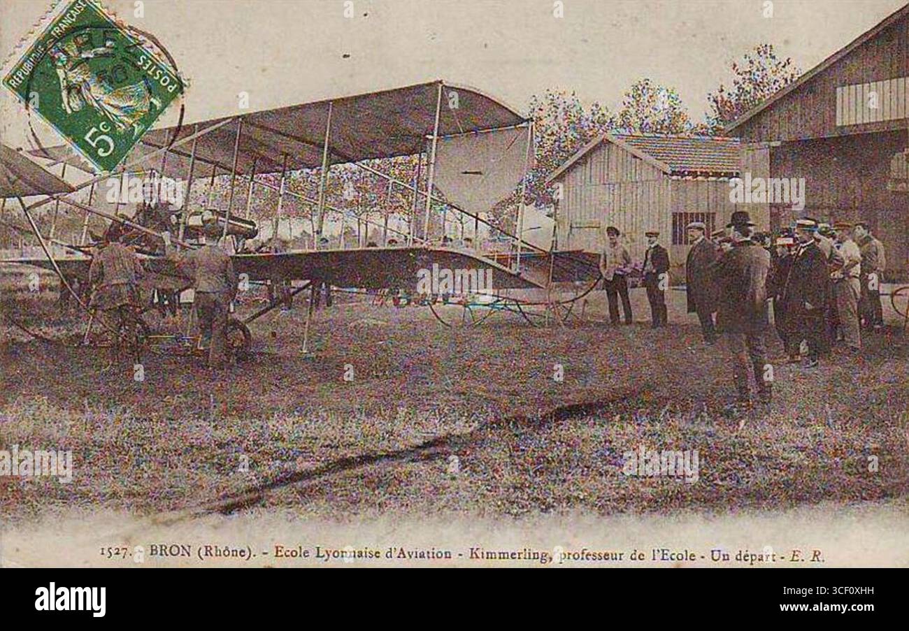 Una fotografia storica dell'École Lyonnaise d'Aviation di Bron-Rhône, scattata tra il 1900 e il 1910. L'immagine mostra la scuola di aviazione che faceva parte del primo sistema educativo aeronautico francese all'inizio del XX secolo. Foto Stock