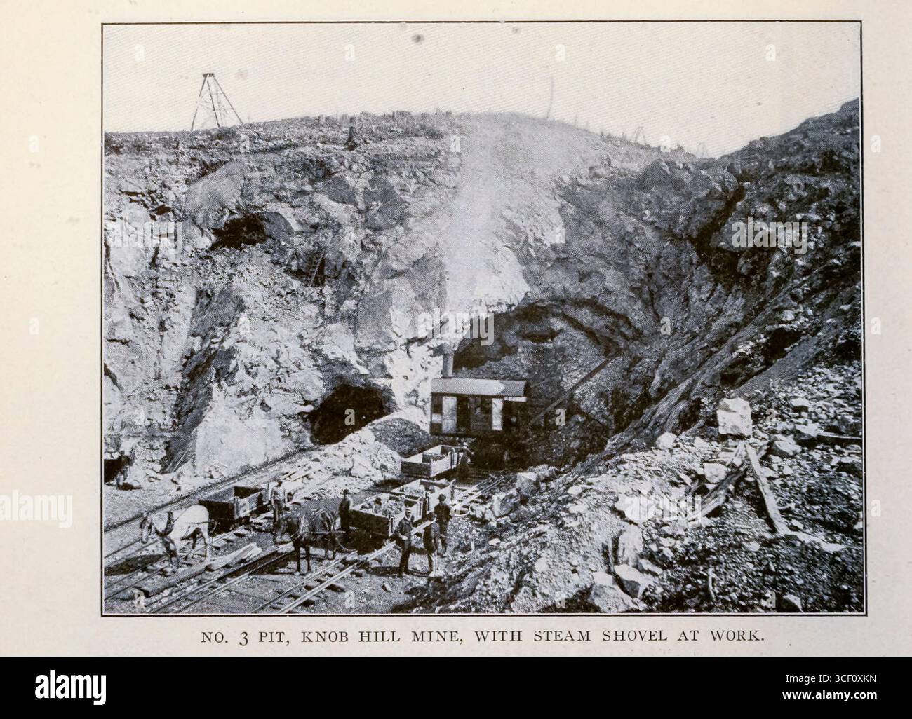 3 POZZO, MINIERA KNOB HILL, CON PALA A VAPORE AL LAVORO. DALLA CAVA DI MINERALI NEL DISTRETTO DI CONFINE DELLA COLUMBIA BRITANNICA. Di E. Jacobs. Dalla rivista Engineering dedicata al progresso industriale volume XXVI ottobre 1903 - marzo 1904 The Engineering Magazine Co Foto Stock
