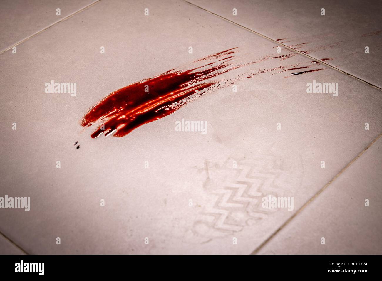 Striscio di sangue inquietante e scarpe stampare la scena del crimine Foto Stock