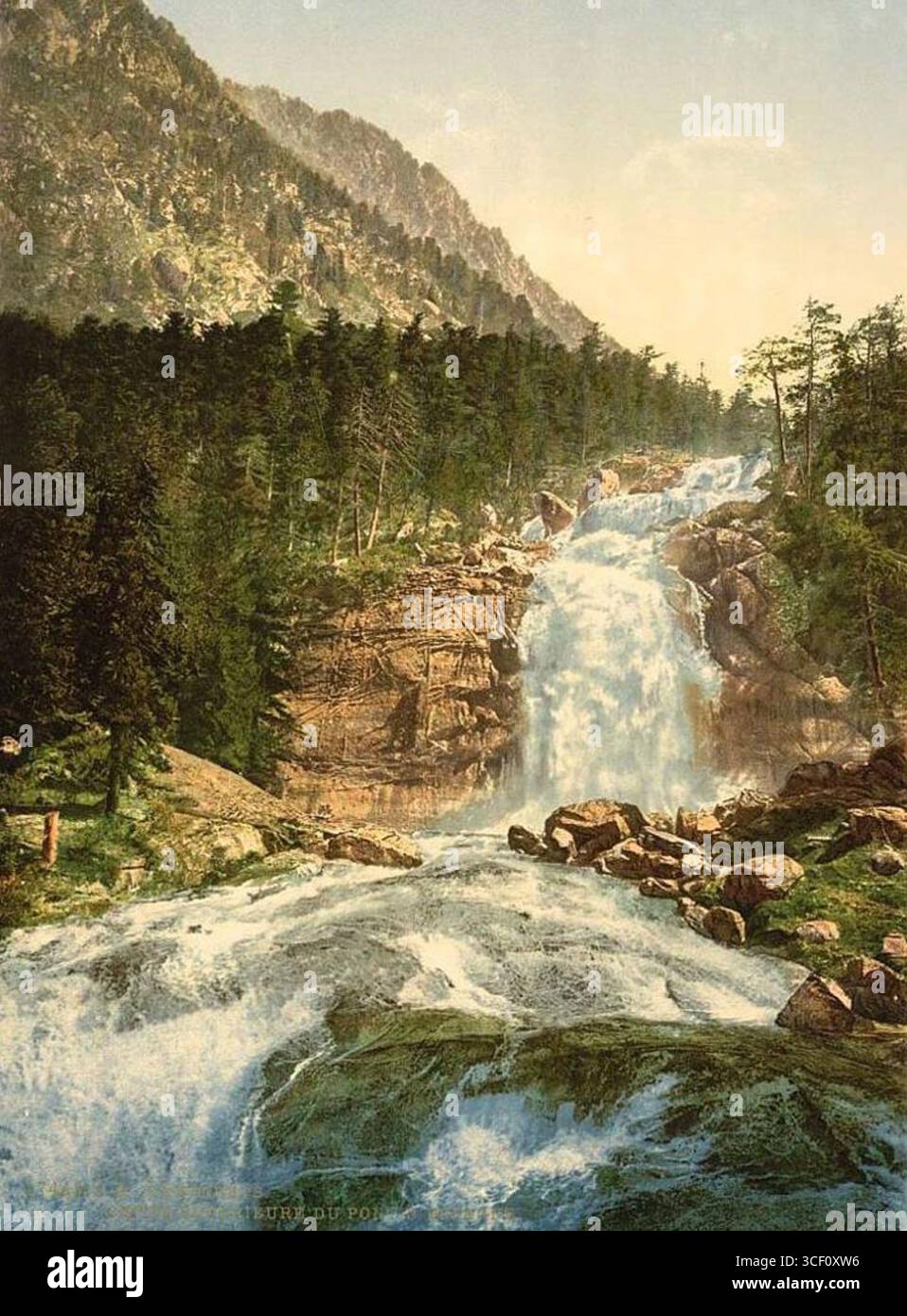 Questa immagine del 1890 mostra il Pont d'Espagne e le vicine cascate di Cauterets, un famoso punto di riferimento naturale nei Pirenei, che attrae i visitatori per la sua spettacolare bellezza e i sentieri escursionistici. Foto Stock