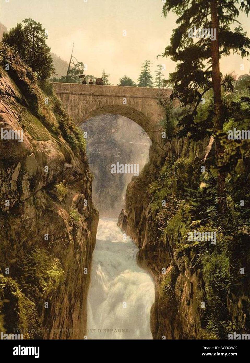 Una fotografia storica del 1890 che mostra il Pont d'Espagne a Cauterets, un famoso ponte situato vicino alle cascate dei Pirenei, un luogo popolare per gli escursionisti e gli amanti della natura. Foto Stock