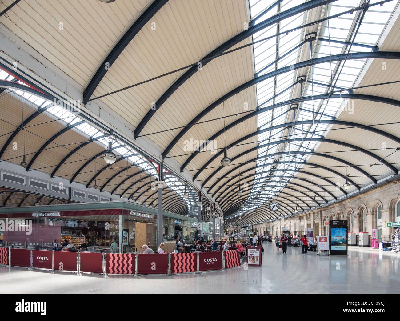 La stazione ferroviaria di Newcastle ha alcune somiglianze con la stazione di York con le sue guide curve e l'iconico tetto ad arco. E grandiosa architettura vittoriana. Foto Stock