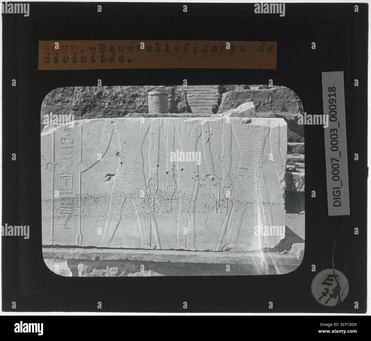 Un altorilievo raffigurante i corpi inferiori degli dei su un blocco di pietra sfuso dal Tempio di Montu a El-Tod, Egitto. Questa immagine risale al periodo 1839-1939. Foto Stock