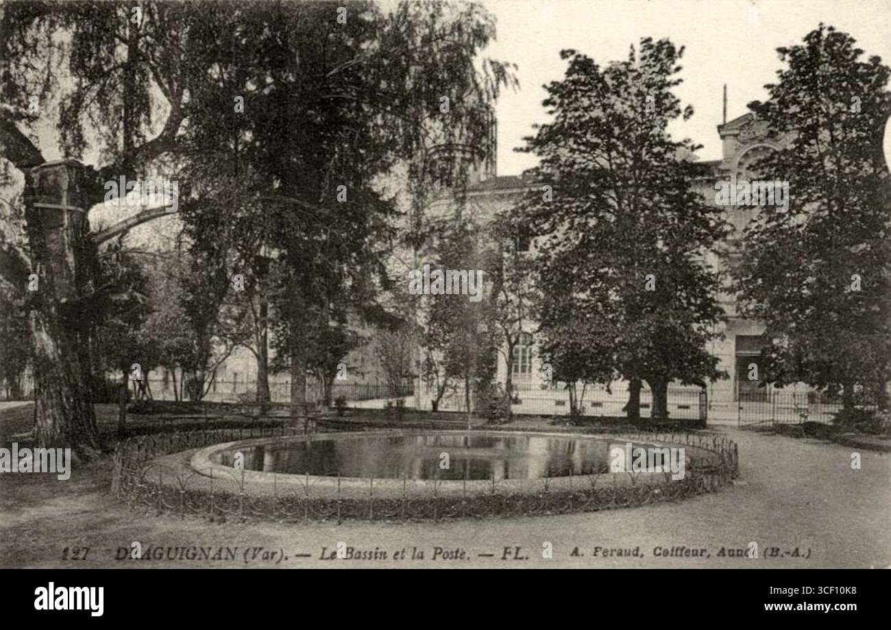 Questa fotografia mostra il bacino e l'ufficio postale di Draguignan, scattati tra il 1900 e il 1910. L'identità del fotografo è sconosciuta. Foto Stock