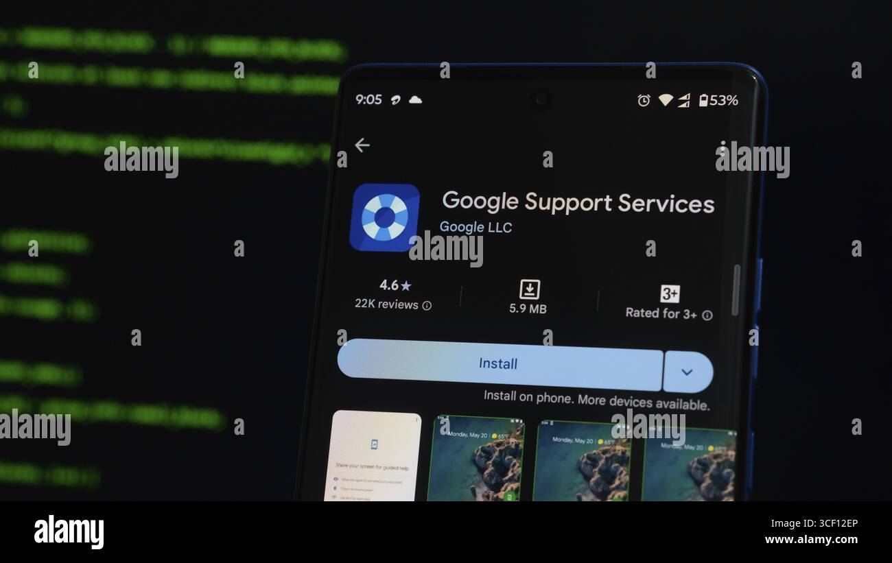 L'app Google Support Services viene visualizzata sullo smartphone con testo codificato dietro Foto Stock