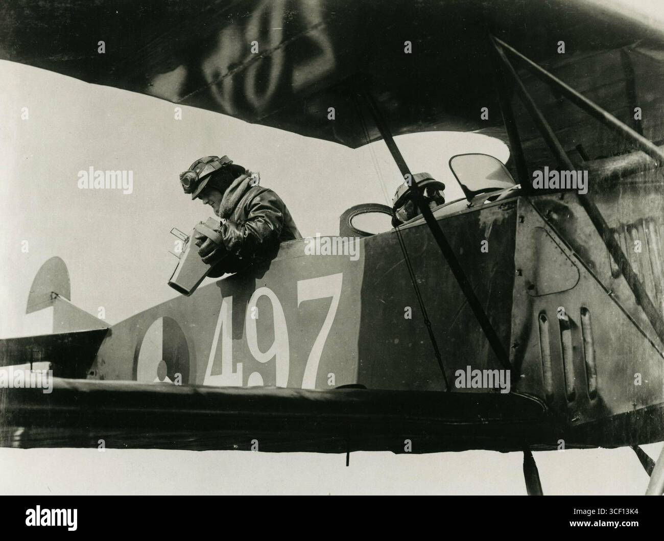 Un fotografo al lavoro all'interno di un velivolo da ricognizione biplano Fokker C.1A durante un volo di ricognizione fotografica. L'aereo, alimentato da un motore Armstrong-Siddeley Lynx, faceva parte di un lotto contrabbandato dalla Germania ai Paesi Bassi nel 1919 da Anthony Fokker. Foto Stock