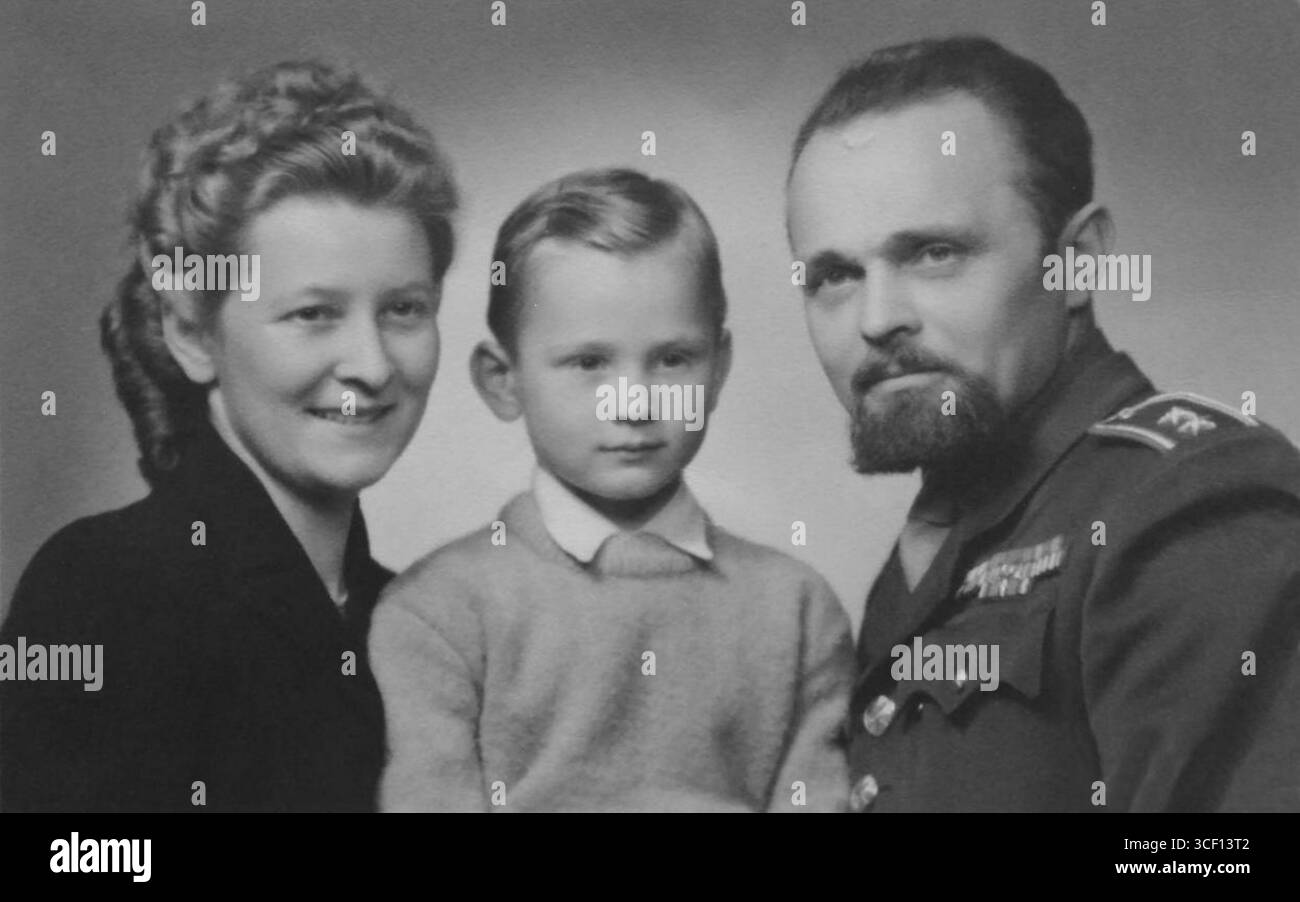 Questa fotografia del 1950 mostra la famiglia Novák. Sulla sinistra c'è Jana Nováková, al centro c'è il loro figlio di otto anni Richard Hänichen (alias Vladimír Novák), e sulla destra c'è il maggiore Ctibor Novák. Foto Stock
