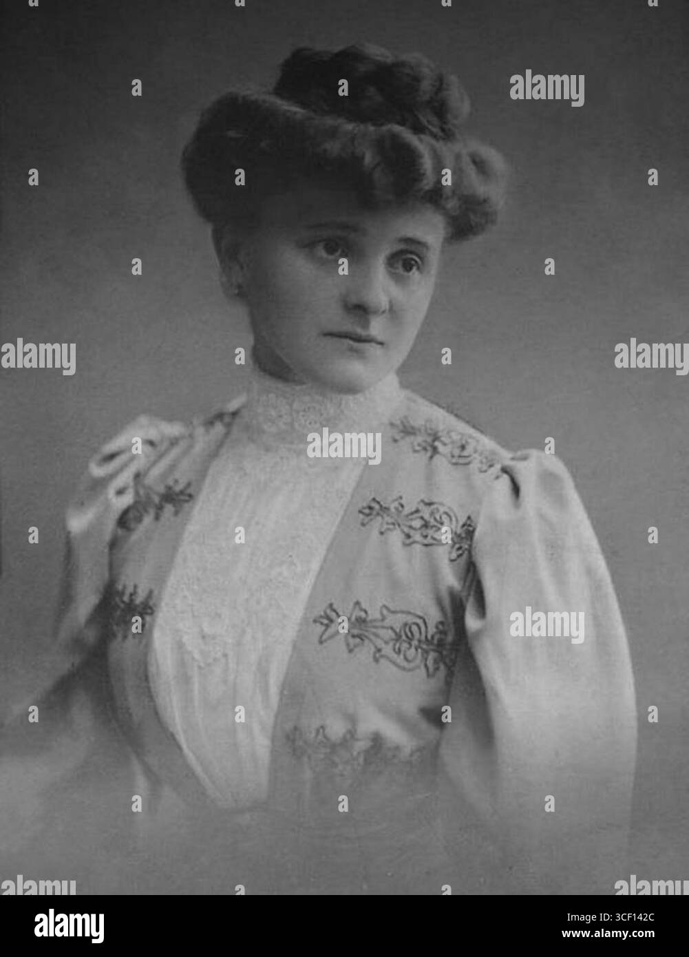 Una fotografia di Emma Nováková (nata Svobodová), scattata tra il 1914 e il 1918 durante la prima guerra mondiale. Nováková nacque nel 1878 e visse fino al 1977. La foto è stata scattata da un fotografo sconosciuto durante questo periodo significativo della storia. Foto Stock