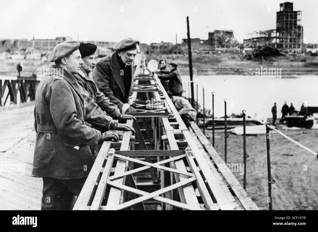 Il feldmaresciallo Montgomery ispeziona il ponte Bailey che collega le rive di Venlo e Blerick l'8 marzo 1945. È presente anche il generale Sir Burnett-Stuart, con i resti del complesso di Nedinsco sullo sfondo. Foto Stock
