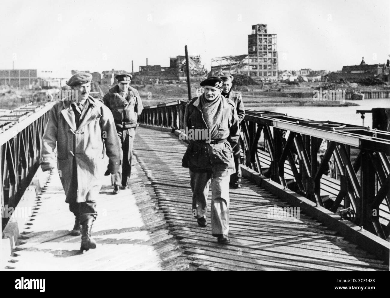 L'8 marzo 1945, il feldmaresciallo Montgomery è visto camminare attraverso il ponte Bailey che collega Venlo e Blerick. Sullo sfondo sono visibili le rovine della città, compreso il complesso "Nedinsco". Foto Stock