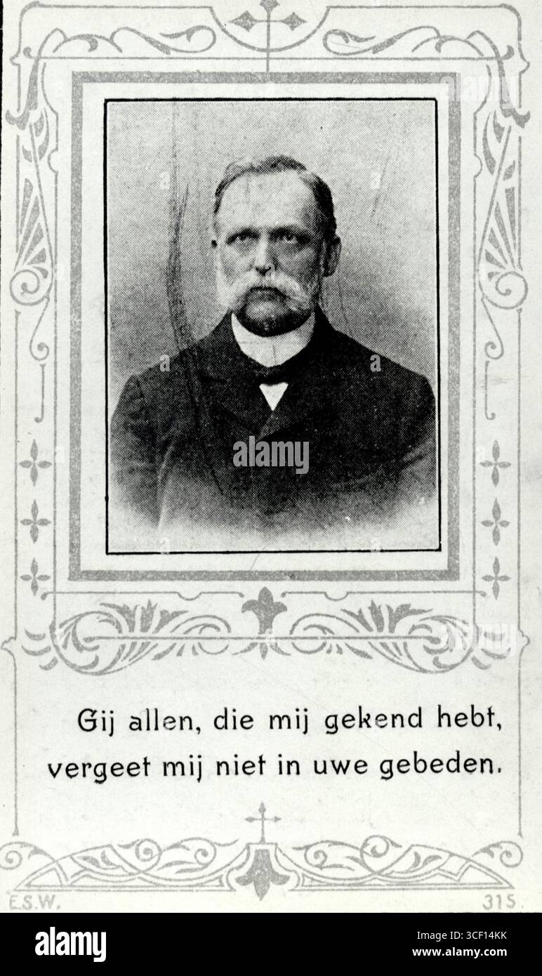 La facciata della tessera funeraria di August Hubert Mostart (1840-1912), il direttore della prima scuola elementare pubblica, Mostartschool di Venlo. Mostart nacque a Wylre e morì a Venlo. Foto Stock