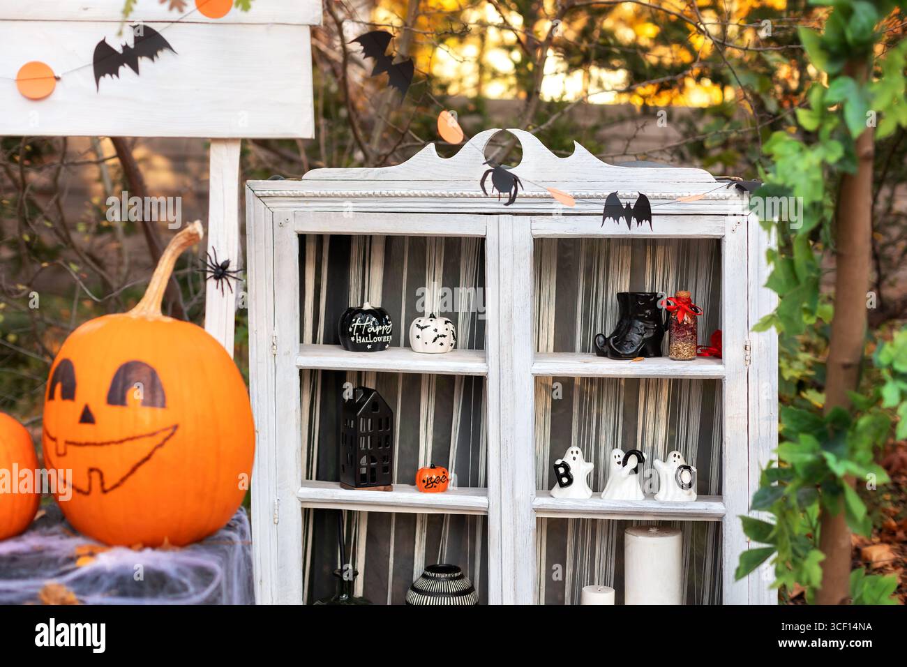 Jack lanterna Halloween con testa di zucca arancione. Arredamento in stile Halloween. Composizione festiva in armadio decorato con zucche e decorazioni autunnali Foto Stock