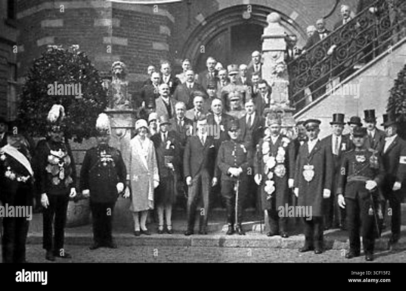 Questa immagine del 1928 cattura il 333° anniversario dell'Akkermansgilde di Venlo, con le autorità locali e i dignitari della comunità di sparatori del Limburgo riuniti sui gradini del municipio durante l'evento. Foto Stock