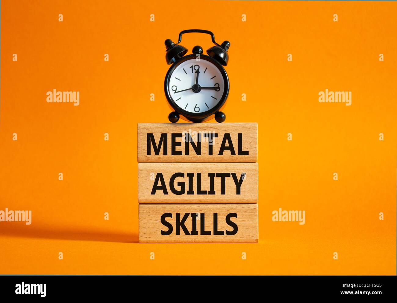 Simbolo delle abilità di agilità mentale. Parole concettuali capacità di agilità mentale su blocchi di legno. Splendido sfondo arancione con sveglia. Affari e mentali Foto Stock