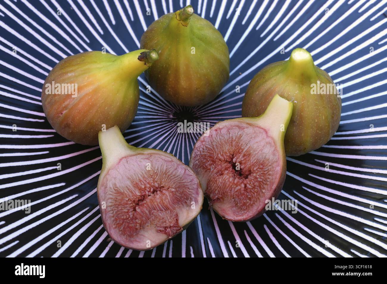 Fichi freschi (Ficus carica) su un piatto decorativo, Baviera, Germania Foto Stock