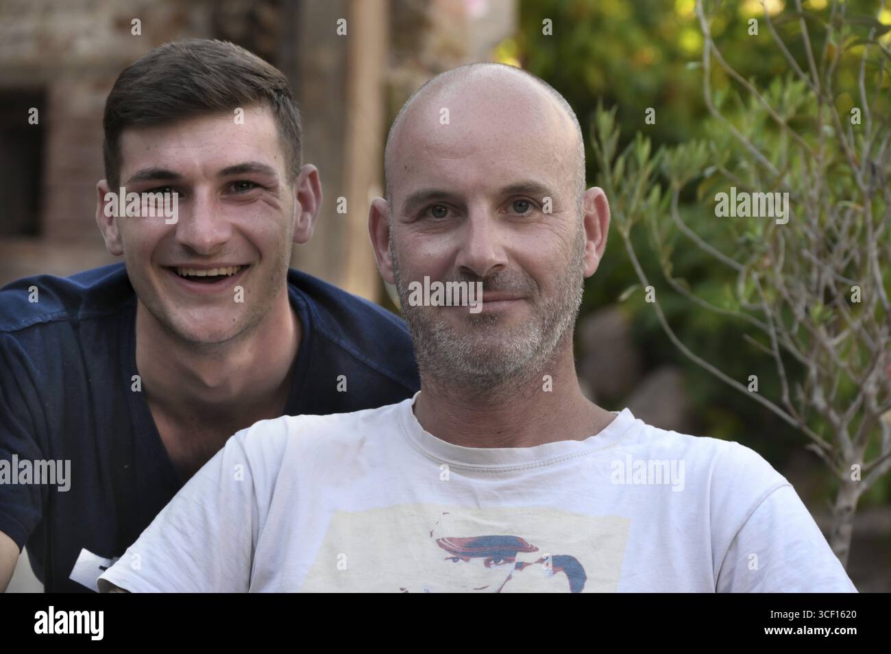 Ritratto di padre e figlio nel giardino, Baden-Wuerttemberg, Germania Foto Stock