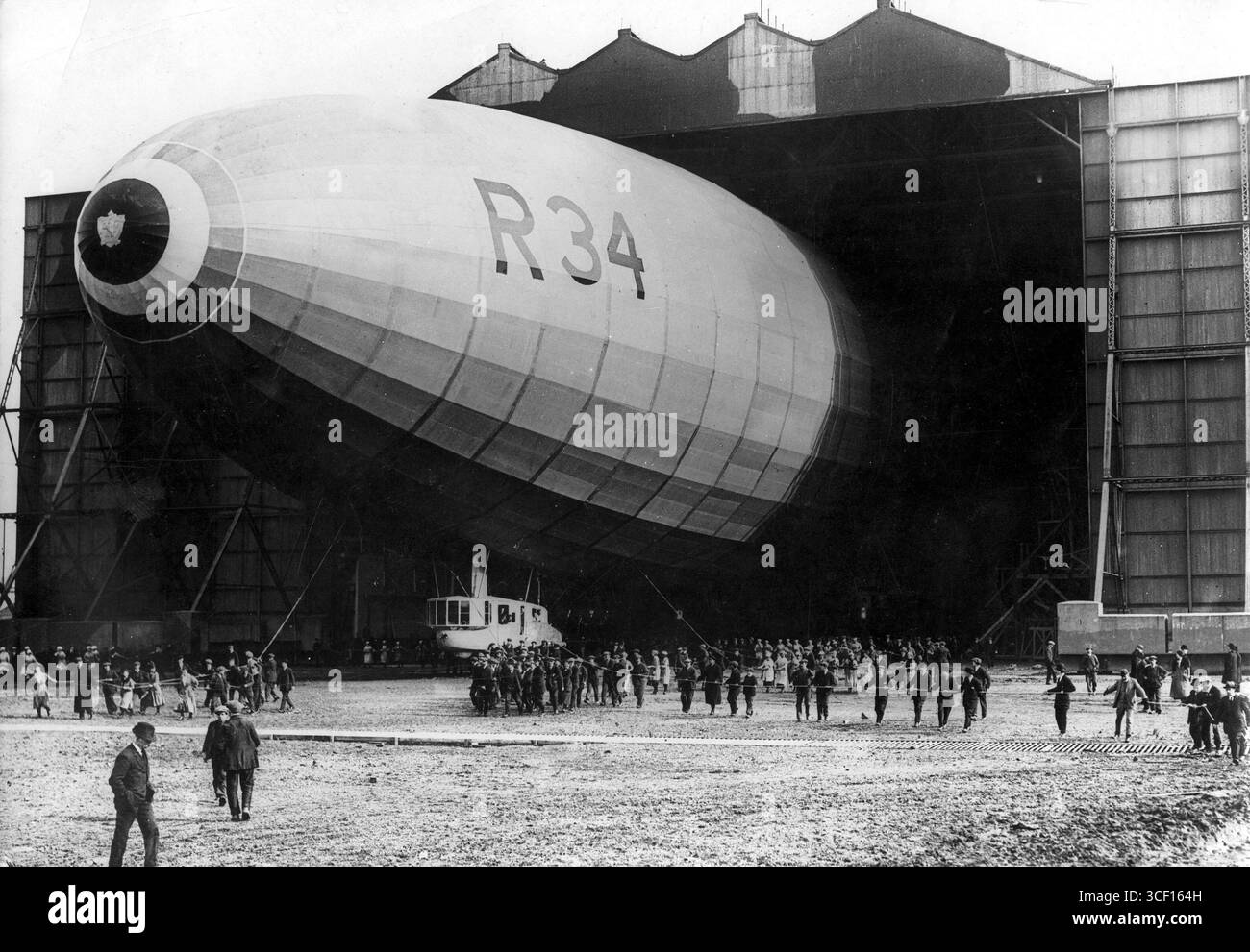 L'R-34, il primo dirigibile britannico, viene portato fuori dal suo hangar nel 1919, segnando un evento significativo nella storia dell'aviazione britannica. Foto Stock