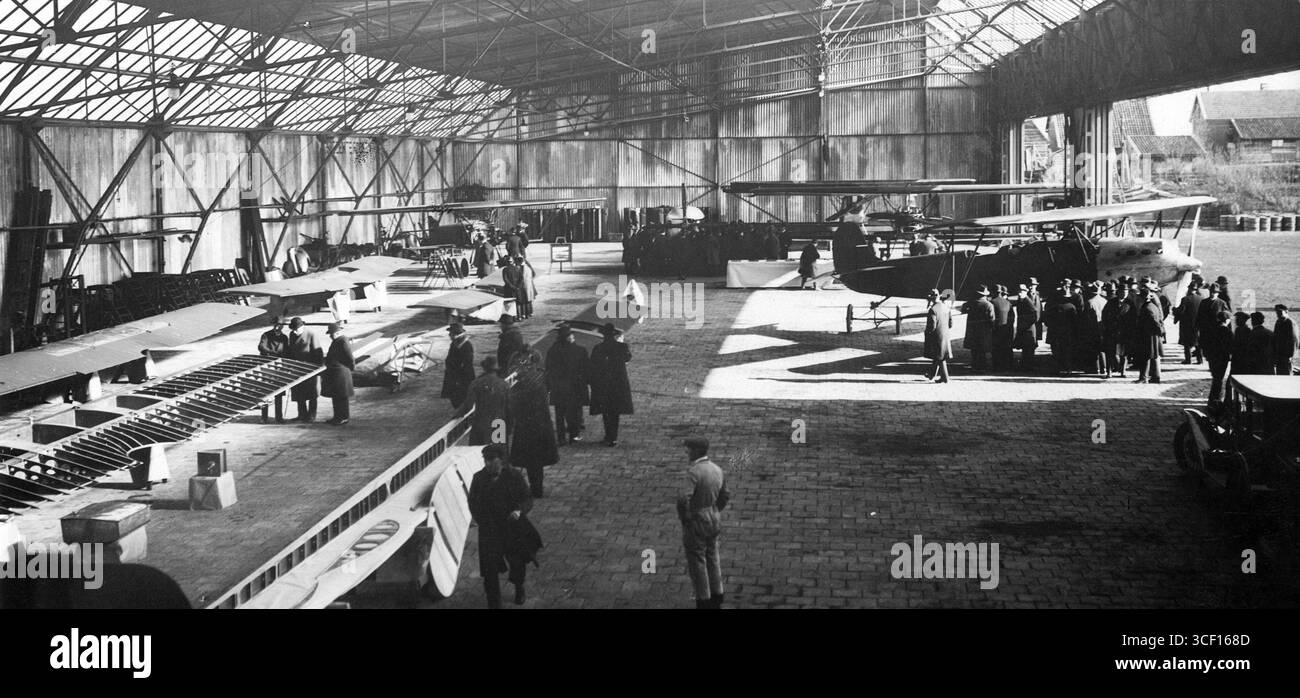 Nel 1925, Anthony Fokker fece un giro della sua fabbrica di aerei a Schiphol, mostrando il suo lavoro nell'aviazione. Foto Stock