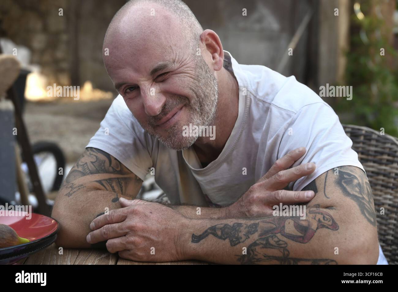 Ritratto di un giovane uomo con tatuaggi sulle braccia, Baden-Wuerttemberg, Germania Foto Stock