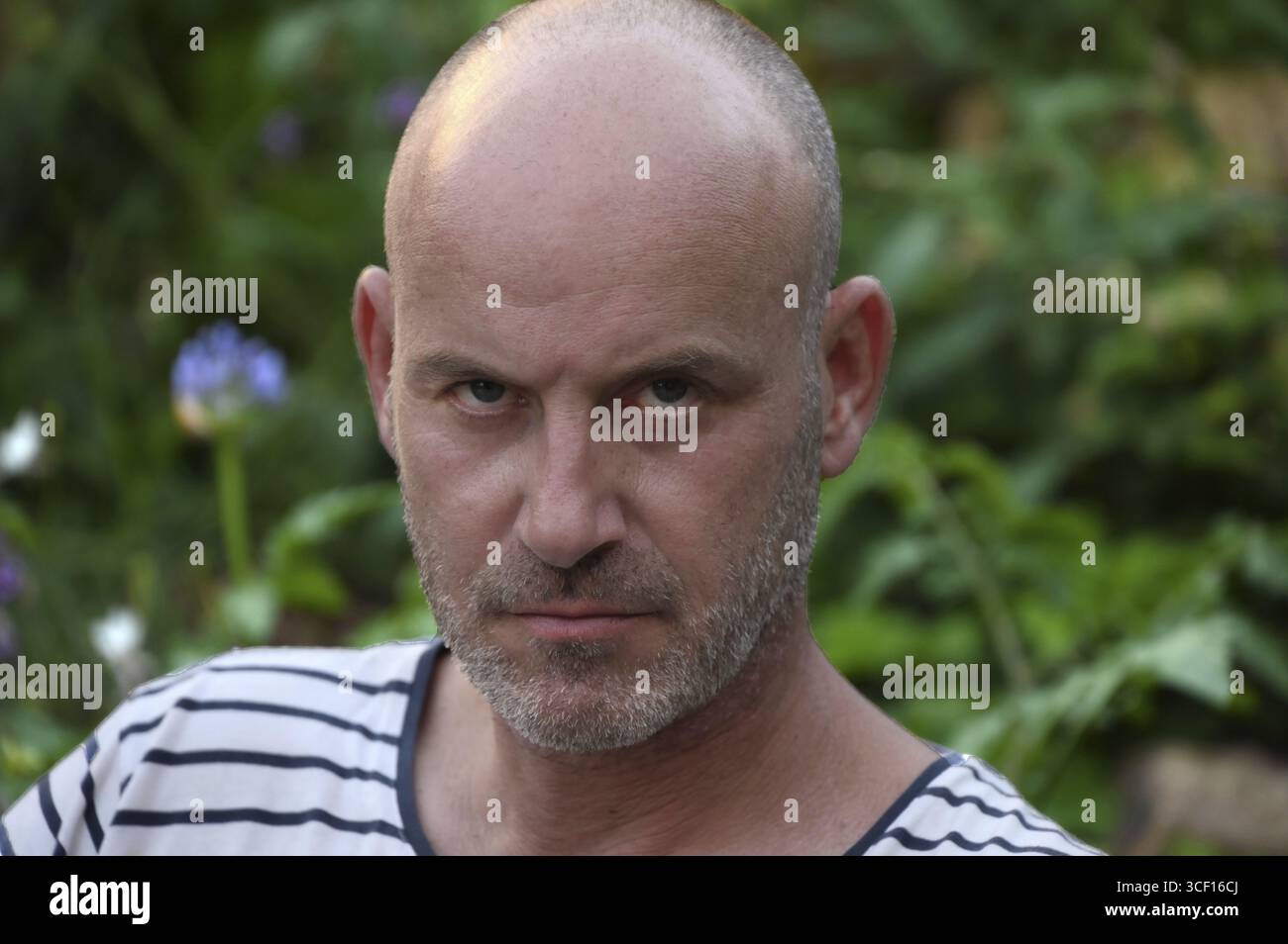 Ritratto di un giovane dall'aspetto serio, Baden-Wuerttemberg, Germania Foto Stock