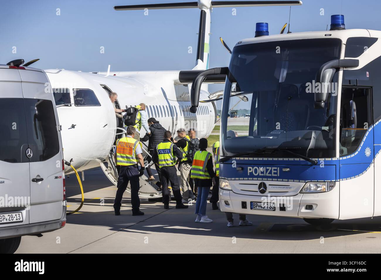 Volo di deportazione a Sofia. Cinque persone con l'obbligo di lasciare il paese vengono deportate dall'aeroporto di Stoccarda in Bulgaria. Po Foto Stock