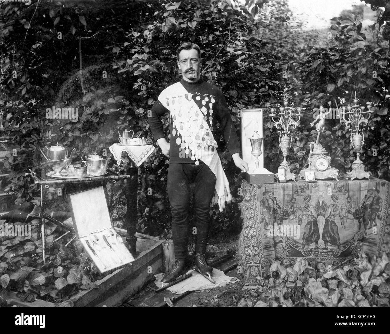 Coen de Koning, un famoso pattinatore di velocità olandese di Edam, è raffigurato nel 1912 circondato da trofei e medaglie, celebrando le sue vittorie nell'Elfstedentocht e nei campionati del mondo. Foto Stock
