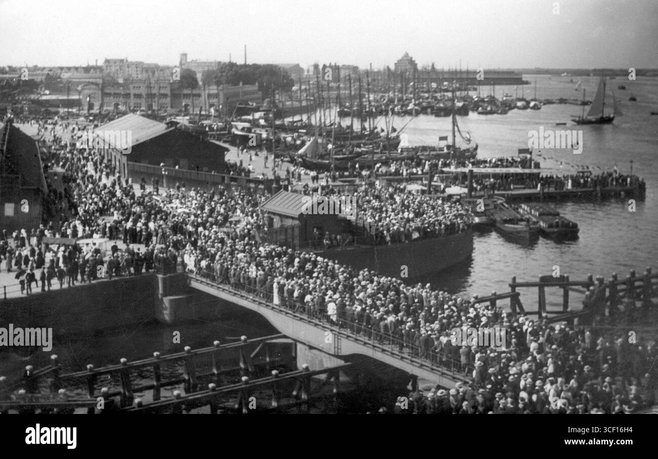 La prima esposizione dell'aviazione (ELTA) si tenne dal 1° agosto al 14 settembre 1919 ad Amsterdam, nei Paesi Bassi, mostrando folle al De Ruyterkade. Foto Stock