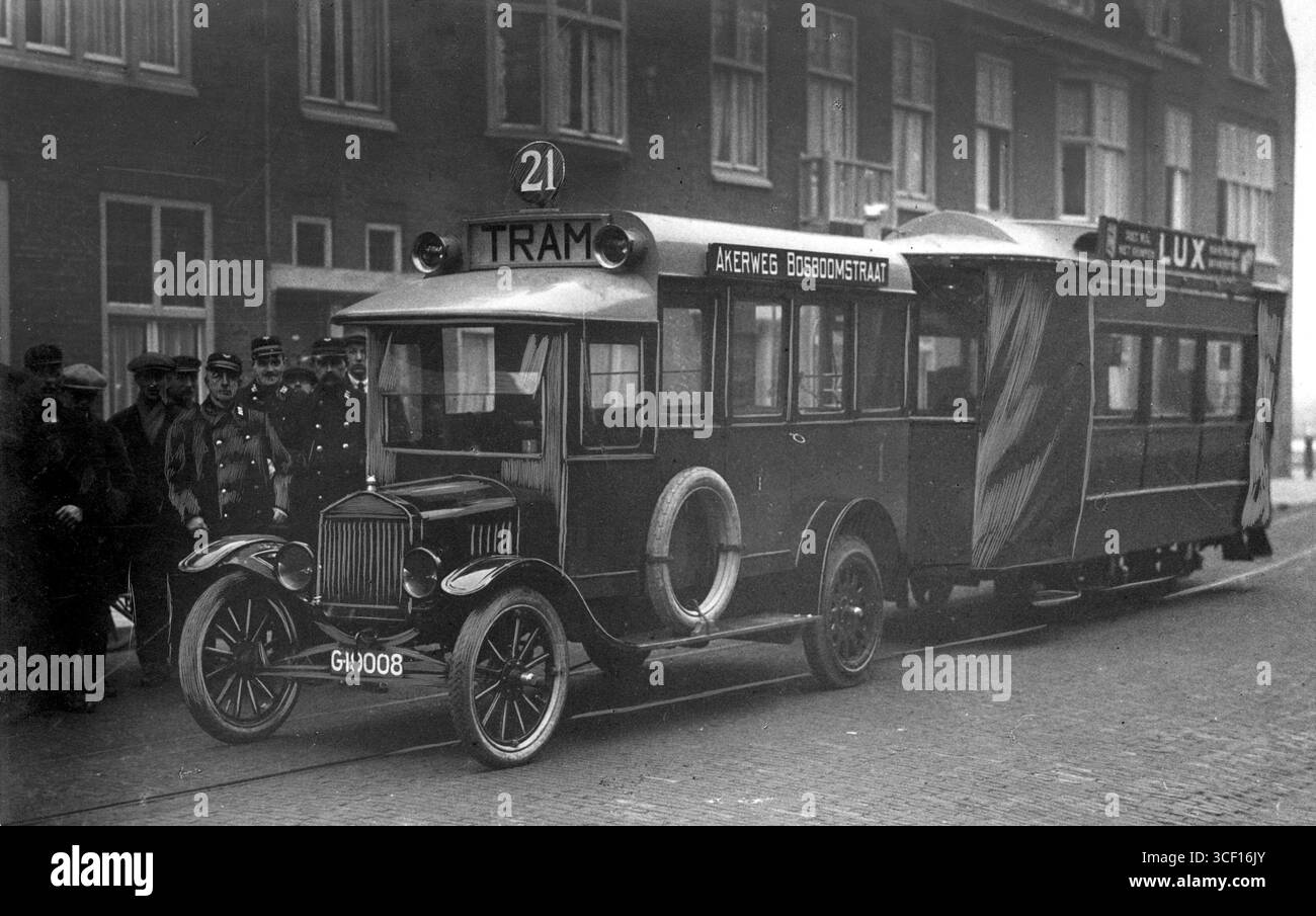 Una fotografia dagli anni '1920 agli anni '1930 che mostra un trattore motorizzato ad Amsterdam Sloten che funziona come un veicolo per trainare un tram, un ibrido tra autobus e tram. Foto Stock