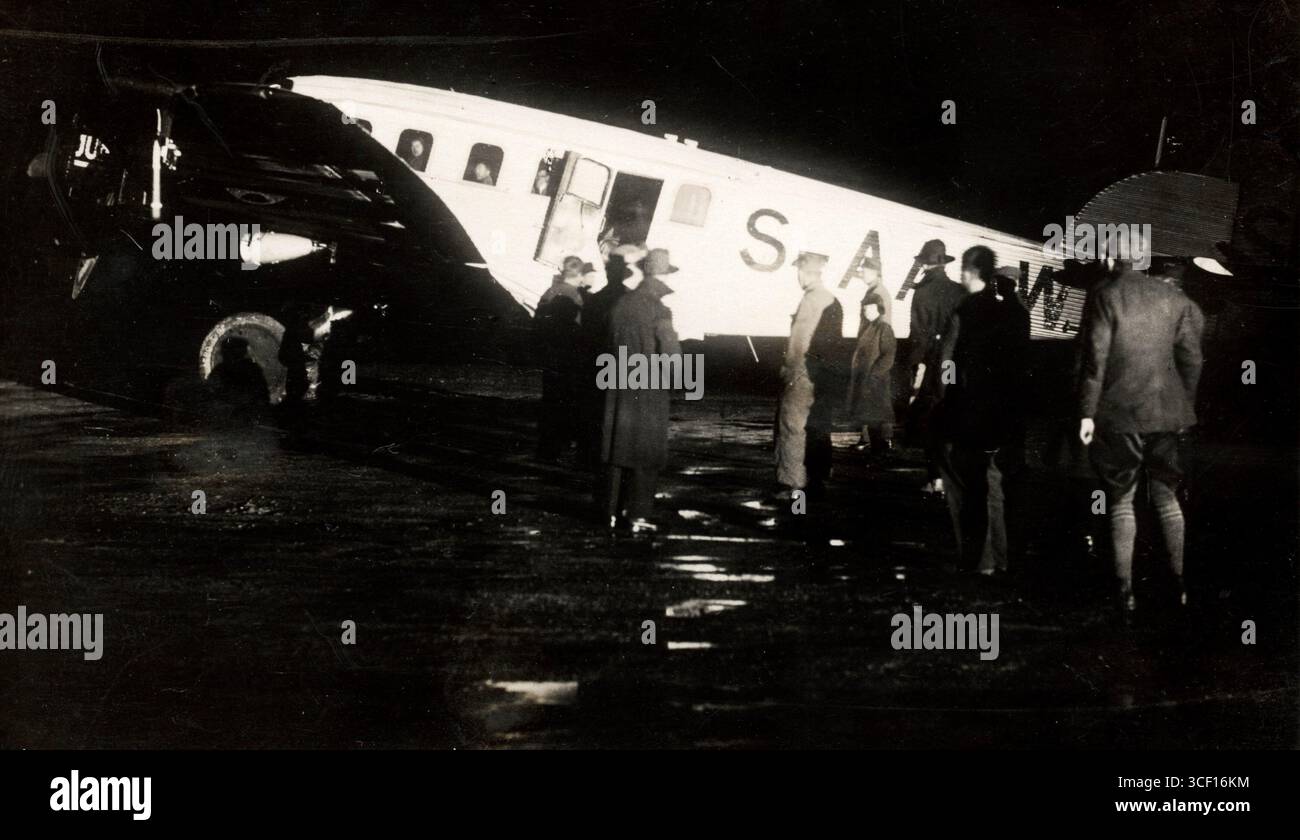 Questa fotografia del 1927 mostra un decollo notturno di un aereo illuminato da proiettori, che mette in risalto le prime operazioni di aviazione di notte a Berlino. Foto Stock