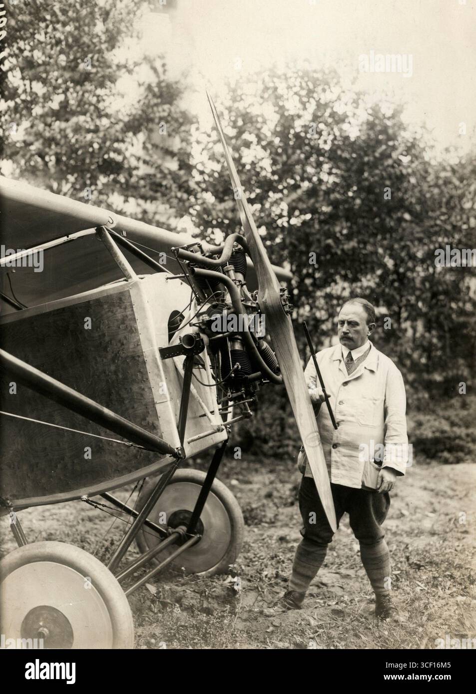 Un uomo si trova accanto a un piccolo aereo con un'elica regolabile nel 1926. La fotografia mostra le prime innovazioni nel design degli aeromobili durante gli anni '1920 Foto Stock