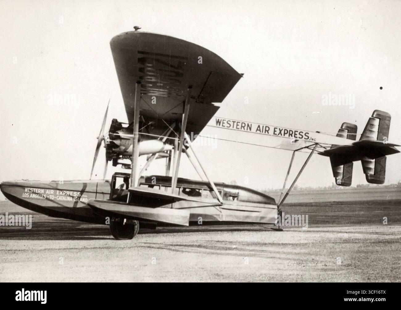 Un aereo anfibio Sikorsky è visto su una rotta di volo tra Los Angeles e l'isola di Catalina nel 1928, mostrando la prima tecnologia aeronautica anfibia. Foto Stock