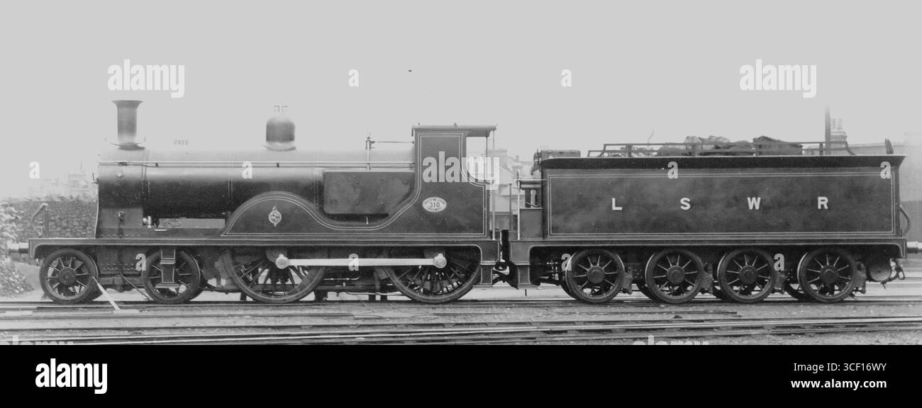 La locomotiva classe LSWR T9, costruita presso la Nine Elms Works nel 1901, fu una figura chiave nel sistema London and South Western Railway. In seguito fu ricostruita e alla fine divenne British Railways 30310 nel 1948, ritirato nel 1959. Foto Stock